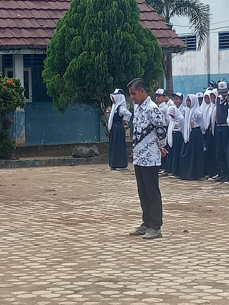 Pak Guru Menjadi Pemimpin Upacara Dihari Guru 25 November 2025